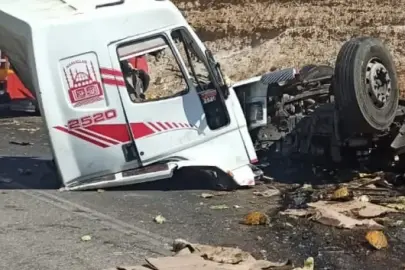 Yolcu otobüsü ile kavun yüklü kamyon çarpıştı: 3 ölü 7 yaralı